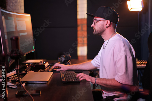 Konstfotografi Creative Music Producer At Professional Audio Workstation