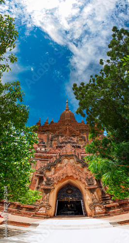 Fotografie Ancient Bagan temple pagodas rising above the green plains of Myanmar, a UNESCO