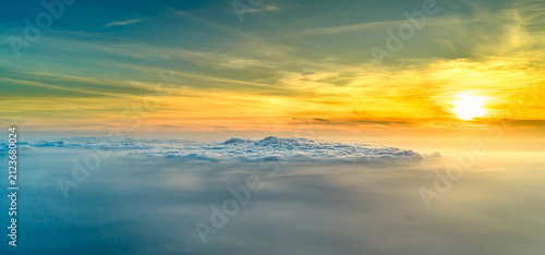 Cuadro en lienzo Magnificent sunrise above a vast sea of clouds, with golden sunlight streaming a