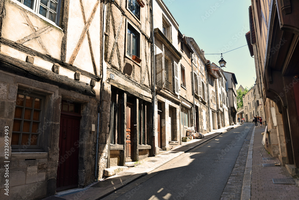 Naklejka premium Ruelle médiévale à Poitiers. France