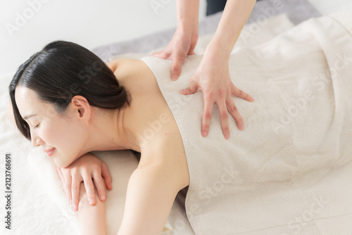 女性　エステ　マッサージ