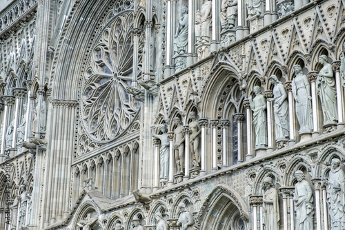 Foto Nidaros Cathedral Trondheim Norway Gothic Facade with Stone Sculptures and Rose