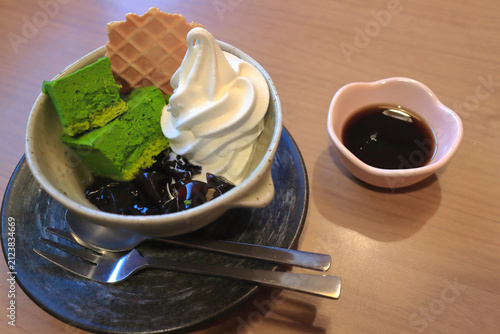 Plakat 抹茶ケーキとバニラソフトのデザート
