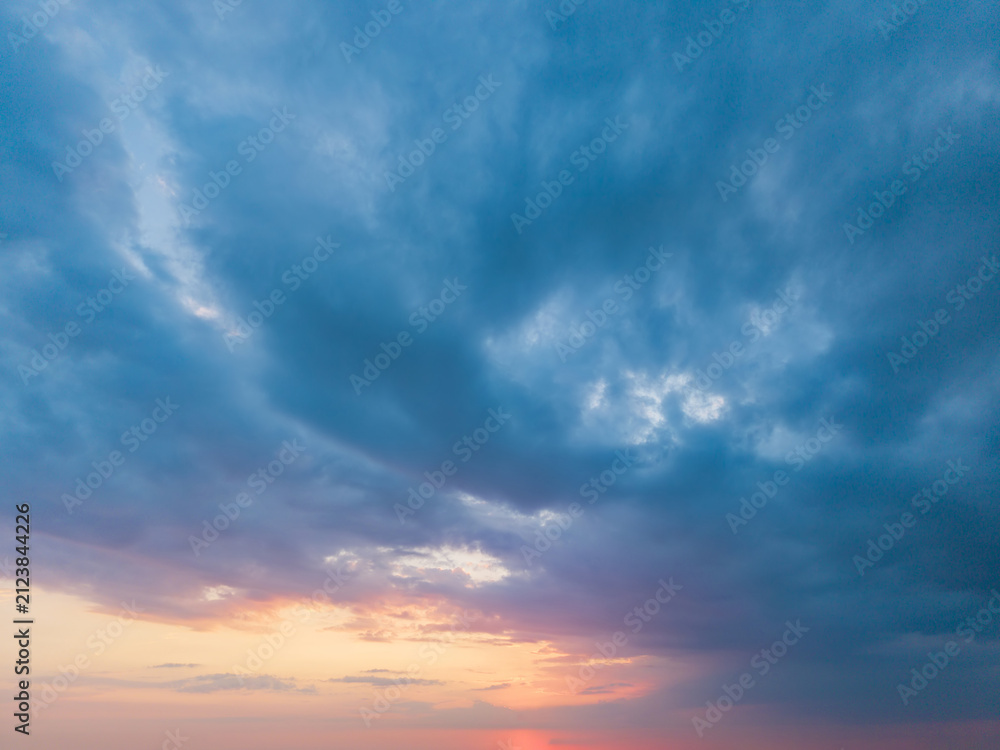 Obraz premium Stunning vibrant colorful Summer sunset sky for use as background or composite piece