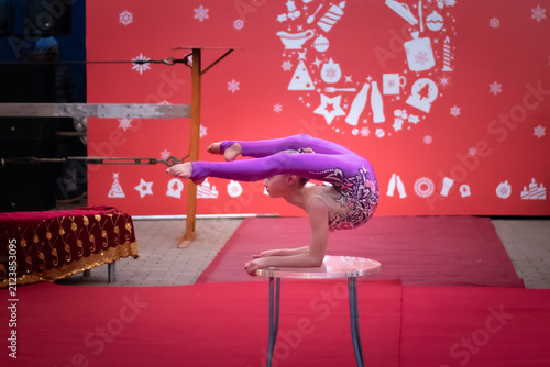 Canvastavla Young contortionist balances on a stage table