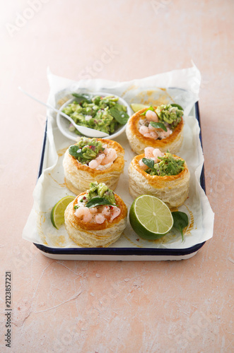 Puff pastry appetizer with shrimps and guacamole