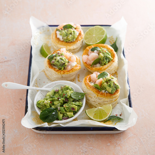 Puff pastry appetizer with shrimps and guacamole