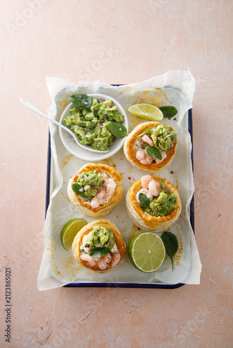 Puff pastry appetizer with shrimps and guacamole