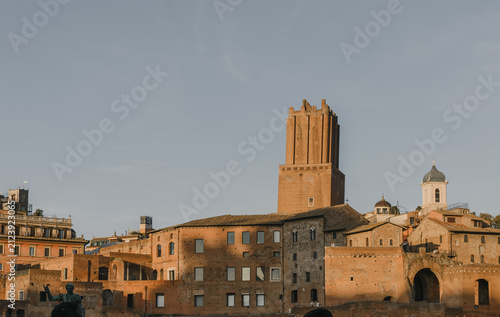 Konstfotografi Luz dorada sobre los antiguos muros de ladrillo y la imponente Torre delle Miliz