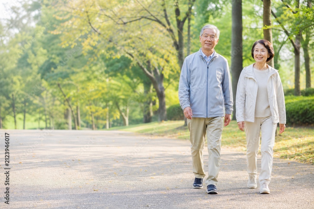 Obraz premium 秋の公園を散歩する元気な日本人シニア夫婦