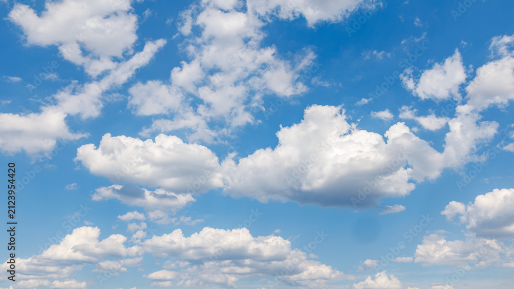 Obraz premium Clouds float in the sky on a bright day with a blue background and scattered white clouds in the afternoon light