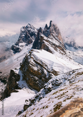 Foto Dramatic winter view of Seceda mountain peaks in the Italian Dolomites, snow cov