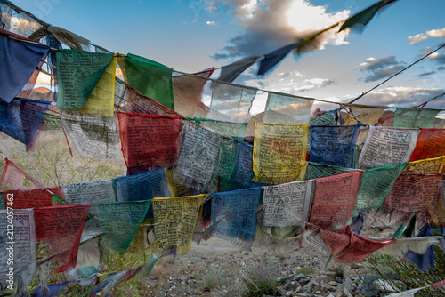 Foto Colorful Tibetan prayer flags strung in the Himalyan Mountians