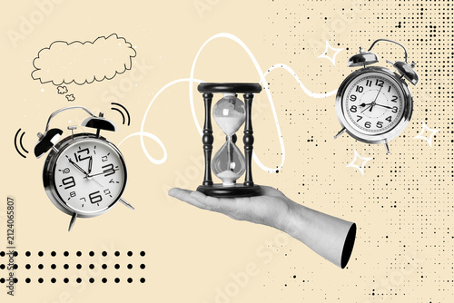 Fotografie Collage de una mano sosteniendo un reloj de arena y con dos relojes con campana junto a elementos geometricos sobre un fondo beige claro