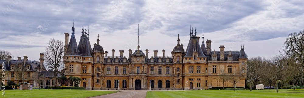 Obraz premium Grand Neo-Renaissance facade of Waddesdon Manor under a cloudy sky in Buckinghamshire