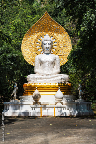 Foto Phra Phuttha Metta, a white Buddha statue at Wat Tham Phra Phothisat in Saraburi, Thailand