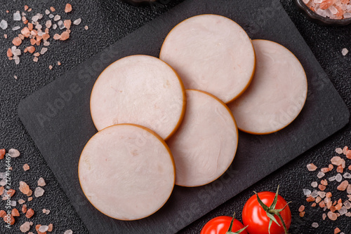 Fotografía Slices of boiled chicken or pork sausage as an ingredient for home cooking