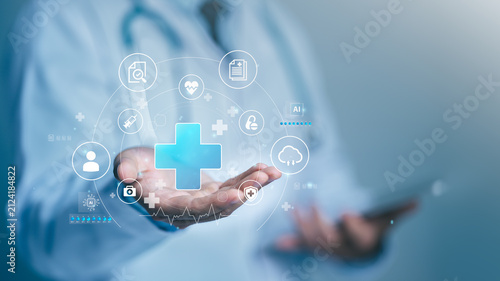 Foto Doctor holding health data, medical information, and healthcare digital interface