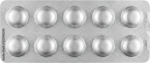 Fotografie Silver blister pack with ten white pharmaceutical pills.
