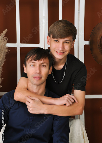 homem celebra o dia dos pais com filho 