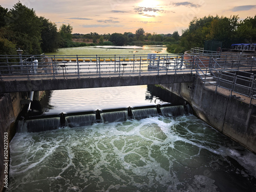 Obraz na plátně Europe, UK, England, Buckinghamshire, Jubilee River weir