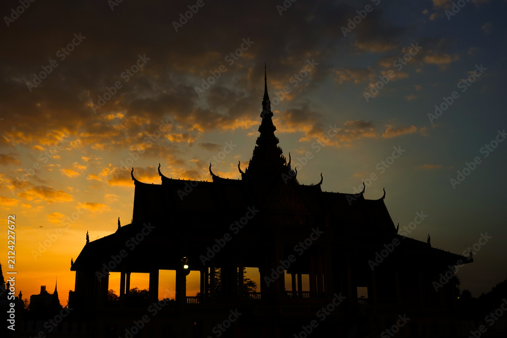 Obraz premium Sunset over the city of Phnom Penh, silhouette of the Royal palace when sun down.