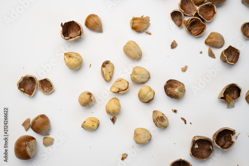 Foto Hazelnut Kernels and Shell Fragments Scattered with Copy Space