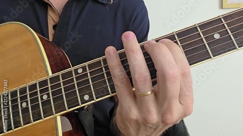 homem tocando violão acustico em casa 