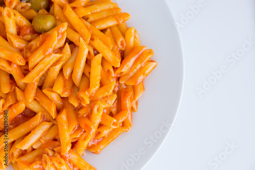 Piatto con pasta alla salsa di pomodoro e olive verdi