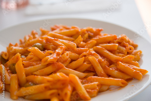 Piatto con pasta alla salsa di pomodoro e olive verdi