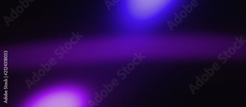 Fond abstrait sombre avec dégradé violet, texture de grain de film et effet de lumière floue pour bannière d'en-tête web