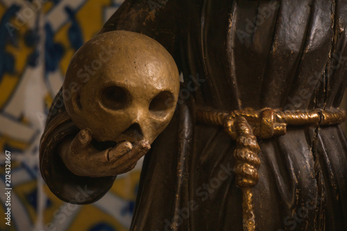 Fotografía Religious statue holding a skull inside historic Catholic church in Portugal