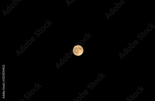 Foto Bright Full Moon in Clear Night Sky with Copy Space