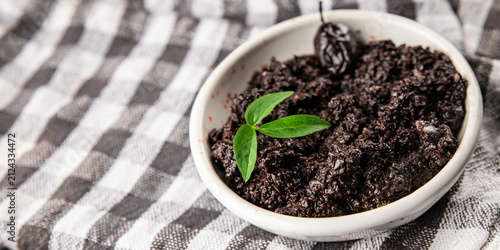 Foto Tapenade black olives olive spread ready to eat tasty snack fresh and delicious