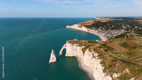 Fotografía Complete aerial panorama of coastal cliffs a natural arch and seaside village