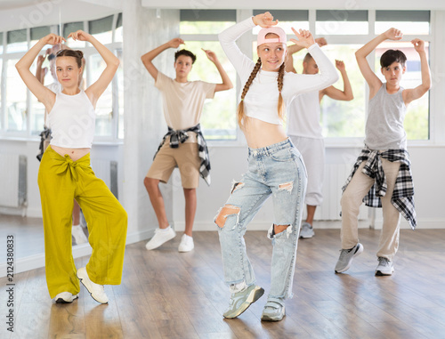 Canvas Print During rehearsal workout teen girl in baseball cap dances hip hop with friends