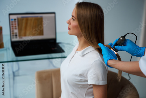 Foto Hair examination focused on diagnosing structural condition
