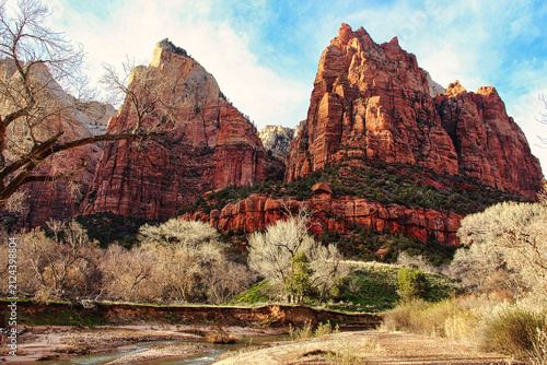 Foto The Court of the Patriarchs Stand Majestically over the Virgin River in Zion National Park in Southern Utah