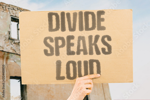 Fotografía "Divide Speaks Loud" Social rifts are expressed through language