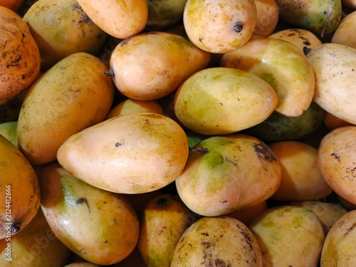 Foto Fresh mangoes piled closely together
