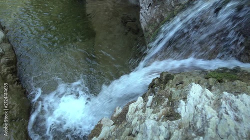 Miniaturwasserfall im Bergwald – Entspannung und Nachhaltigkeit