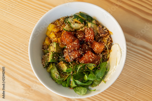 Fotografía Hawaiian poke bowl with marinated salmon, avocado, mango and cucumber