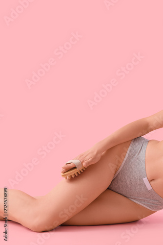 Young woman massaging her l...