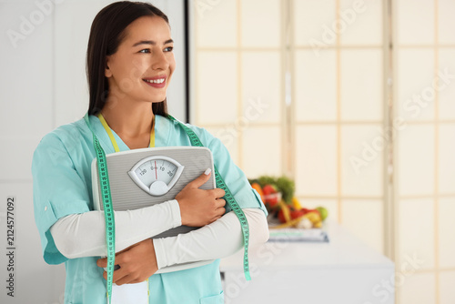 Female nutritionist with ta...