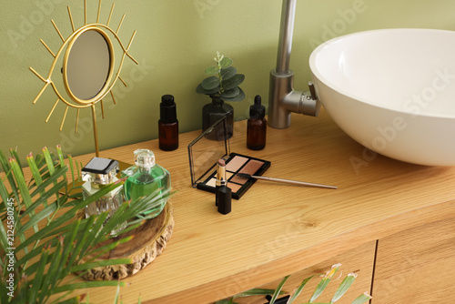 Cosmetic products with mirr...