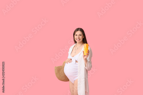 Happy young pregnant woman ...