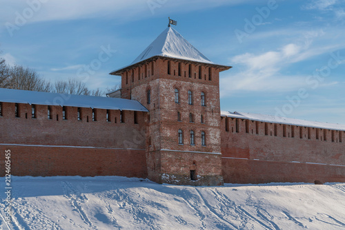 Foto The Zlatoustovskaya Tower of the Novgorod Kremlin (Novgorodsky Detinets) on a su