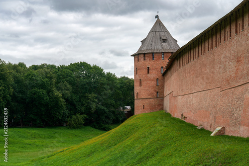 Foto Mitropolichya Tower of the Novgorod Kremlin (Novgorodsky Detinets) on a summer d