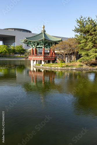 Принти на полотні Traditional Korean pavilion by a lake with water reflection and modern building
