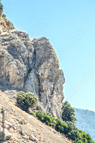 фотографія Rocky slope against a blue sky background